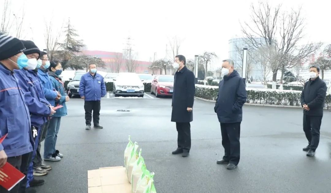 王宝玉书记到安博在线-安博(中国)看望慰问职工和劳模李静敏